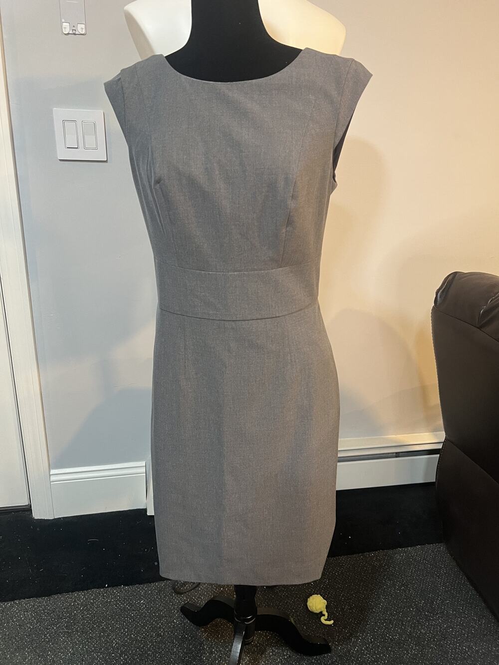 The Limited Collection Gray Cap Sleeve V-Back Sheath Dress Women 6 EUC